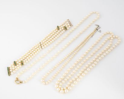Lot including : 

- a sautoir of white cultured...