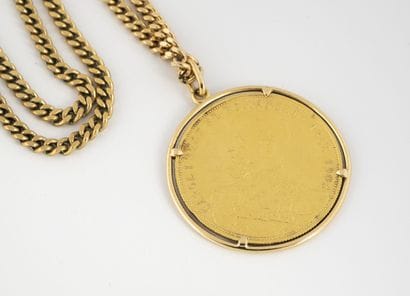 Pendentif en or jaune (750) retenant une...