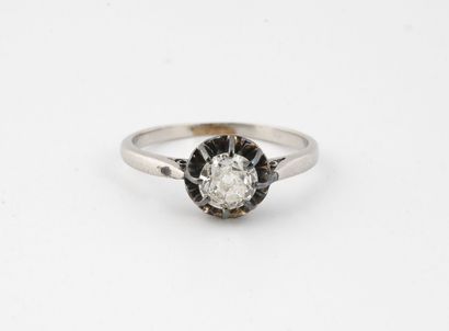 Small solitaire ring in platinum (850) centered...