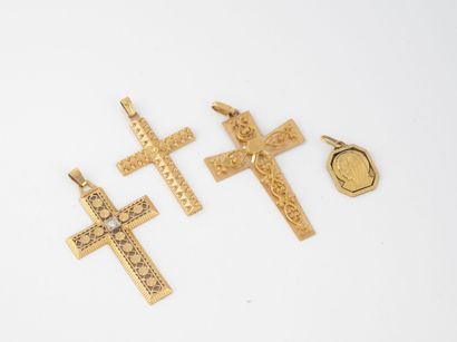 Quatre pendentifs en or (750) jaune :

-...