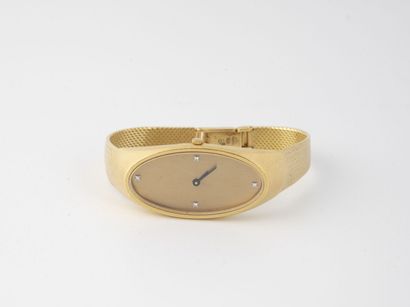 Lady's wristwatch in yellow gold (750).

Oval...
