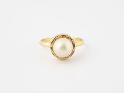 Yellow gold ring (750) centered with a mabe...