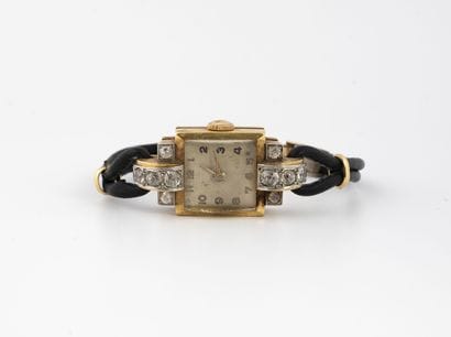 Ladies' wristwatch.

Square case in yellow...