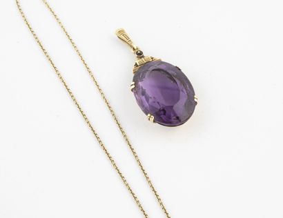 Yellow gold (585) forçat chain holding a...