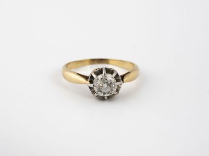 Bague solitaire en or jaune (750) et platine...