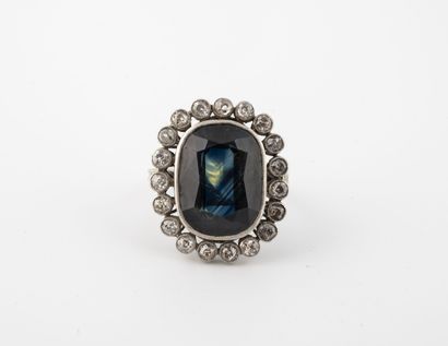 White gold (750) daisy ring centered on a...