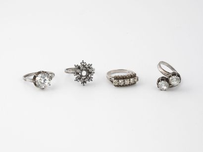Lot de quatre bagues en argent (min. 800)...