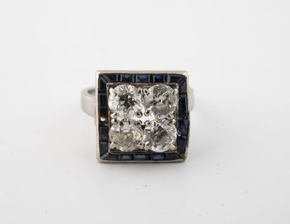 Jolie bague en platine (850) à plateau carré...