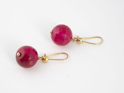 Pair of earrings in yellow gold (750) adorned...