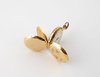 Yellow gold (750) collar watch.

Front cover...