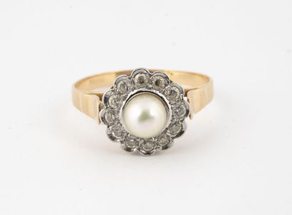Yellow gold (750) ring, centered on a cultured...