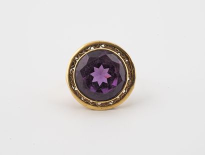 Bague ronde en or jaune (750) centrée d'un...