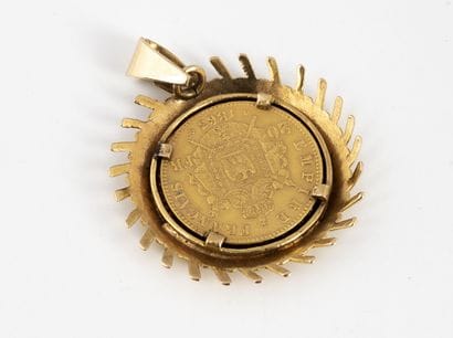 Pendentif retenant en serti pincé une pièce...