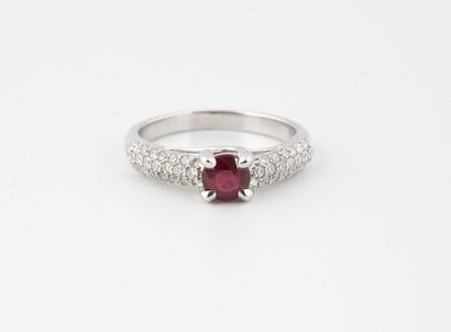 Ring in white gold (750) centered on a round...