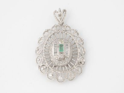 Pendentif broche ovale en filins d'or gris...