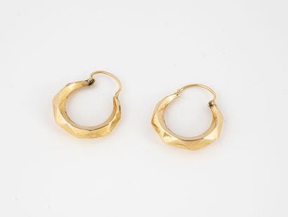 Paire de petites créoles en or jaune (750)...