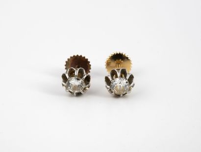 Paire de clous d'oreilles en or jaune (750)...