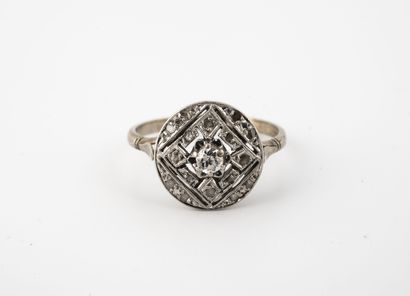 White gold (750) and platinum (850) ring...