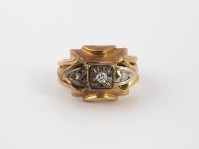 Petite bague architecturée en ors jaune et...