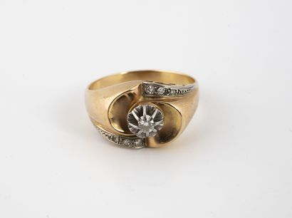 Bague tourbillon en or jaune (750) et platine...