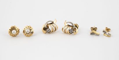 Lot of three pairs of earrings in yellow...