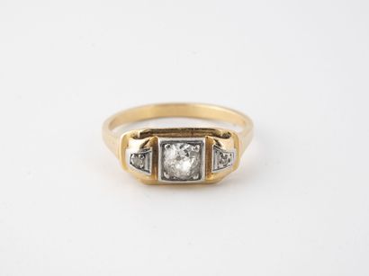 Bague en or jaune et gris (750) centrée d'un...