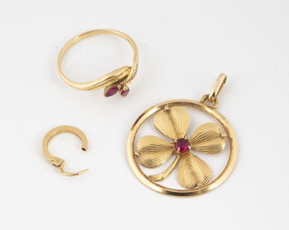 Yellow gold lot (750): 

- A scroll ring...