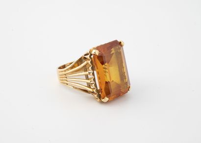 Bague en filins d'or jaune (750) centrée...
