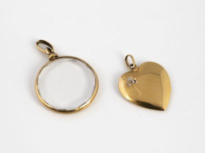 Deux pendentifs en or jaune (750) :

- un...