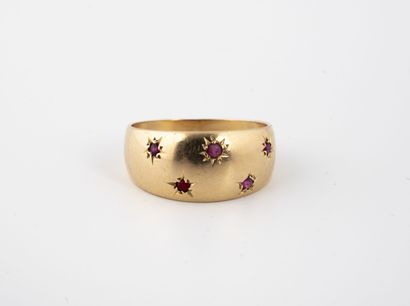Yellow gold (750) ring set with small rubies...