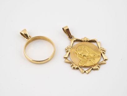 Lot de deux pendentifs :

- un formé d'un...