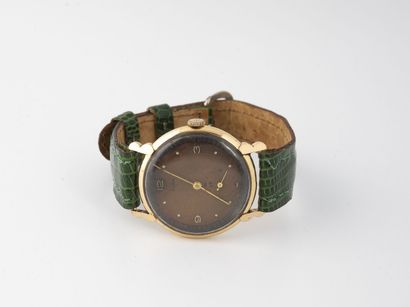 ESKA
Men's wrist watch. 

Round case in yellow...