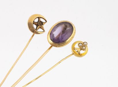 Three tie pins in yellow gold (750) :

-...