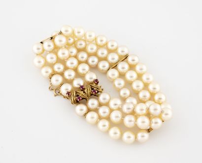 Bracelet à trois rangs de perles de culture...