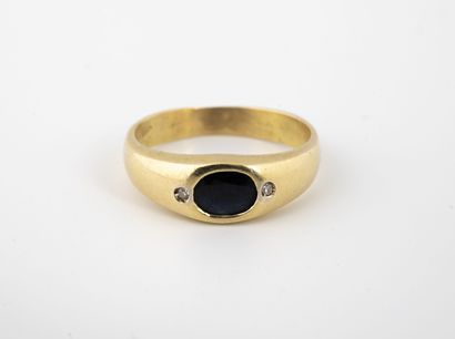 Yellow gold (750) ring centered on an oval...