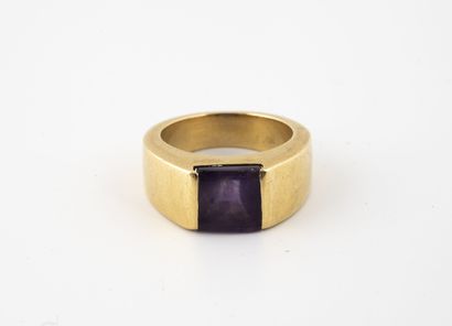 Yellow gold (750) ring centered on a square...