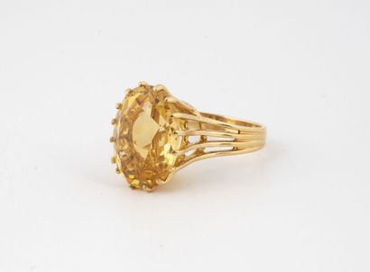 Yellow gold (750) filigree ring centered...