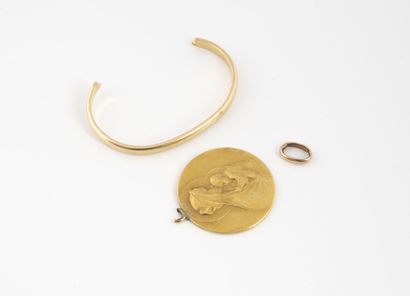 Lot de débris d'alliance et de médaille en...