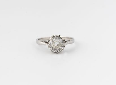 Solitaire ring in platinum (850) centered...