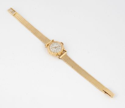 Lady's watch in yellow gold (750). 

Polylobed...