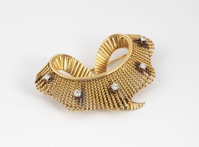 Broche draperie en filins d'or jaune (750)...