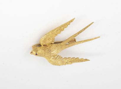 Brooch featuring a swallow or a swift in...