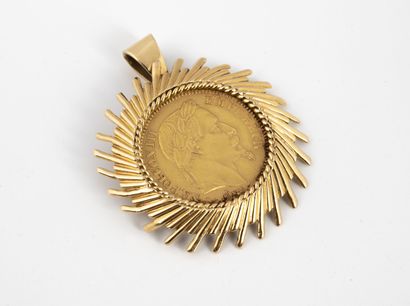 Pendentif retenant en serti pincé une pièce...