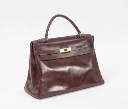 HERMES Paris
Kelly bag 32cm in red box calf.

Gold-plated...