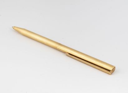 S.T. DUPONT
Ballpoint pen in gilded metal...