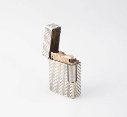 S.T. DUPONT
Lighter in silver plated metal...