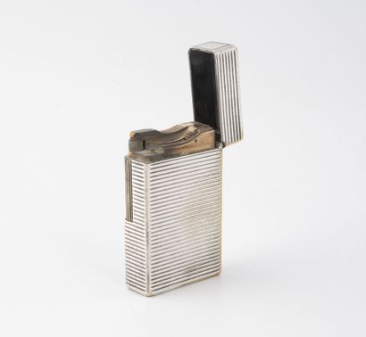 ST DUPONT
Lighter in silver plated metal...