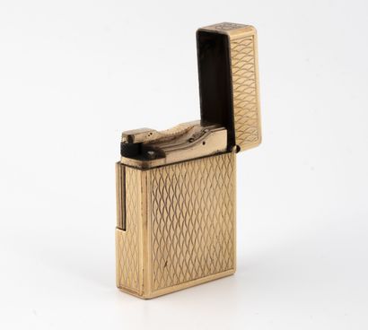 S.T. DUPONT
Pocket lighter in gilded metal...