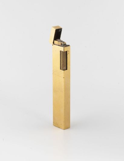 DUNHILL
Table lighter in gilded metal with...
