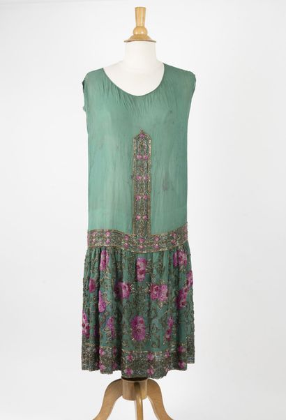 Vers 1925-1930
Beautiful short dress in green...